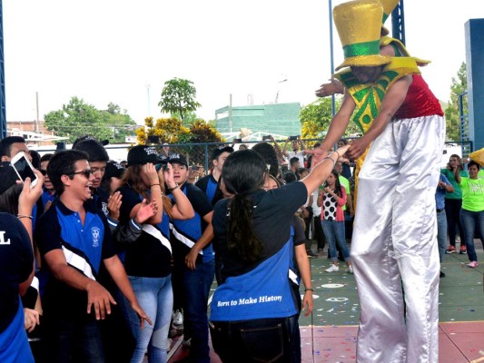 Senior entrance de la Macris School