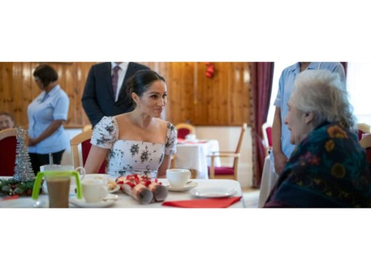 Meghan Markle visita la residencia de ancianos de la Royal Variety