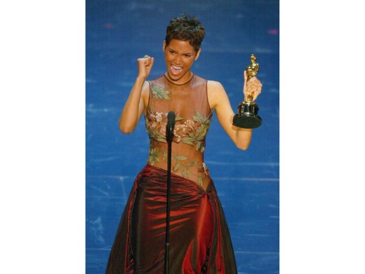 Otro momento memorable en la historia de los Óscar fue cuando la actriz Halle Berry subió al escenario por su premio lo cual fue motivo de celebración para muchos actores de color que habían sido muchas veces excluidos y no tomados en cuenta por su gran labor.