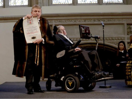 La vida de Stephen Hawking en imágenes