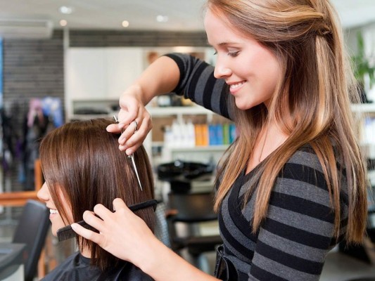 2.Recorta el pelo regularmente. Aunque te parezca un consejo pasado de moda, no dejes de cortar las puntas del cabello cada dos o tres meses, aproximadamente un octavo de pulgada. Si no lo haces, las puntas abiertas se abren camino dañándolo sin remedio.