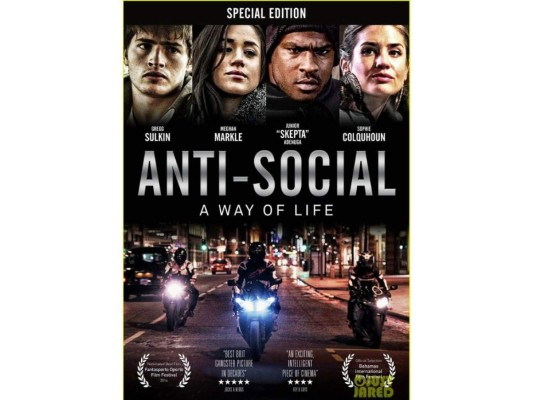 Anti social<br/>Markle interpreta a Kirsten, una modelo y novia. La pareja de Kristen es un artista de graffiti llamado Dee , quien resulta ser el hermano de un peligroso criminal. Según E !, la película está basada en hechos reales en Londres, desde el robo de los Diamantes Graff en 2009 hasta el robo en los grandes almacenes Selfridges en 2013.<br/>