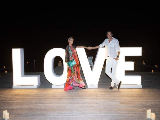 Paris Hilton compartió unas fotografías junto a su esposo acompañadas del siguiente texto: “¡Feliz San Valentín chicos! ¡Te deseo un día lleno de amor y magia, no solo hoy sino todos los días! ¡Asegúrate de celebrar y enviar amor a ti mismo y a los demás hoy!”.