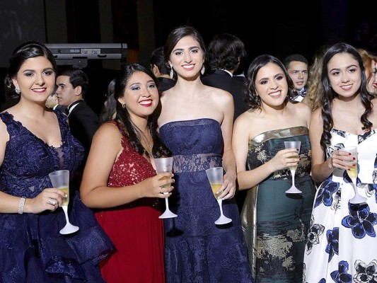 Glamour en la gala de la Escuela Internacional Sampedrana