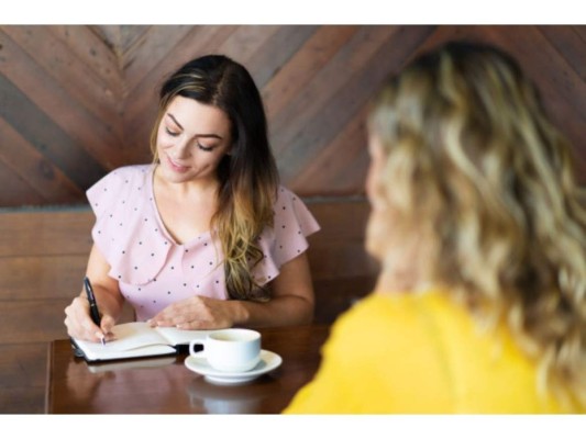 Crea un plan financiero: Comenzar a crear planes o metas es una excelente idea para determinar el presupuesto que necesitarás, de esa forma podrás apartar un porcentaje de tus ingresos para poder reunir dinero.