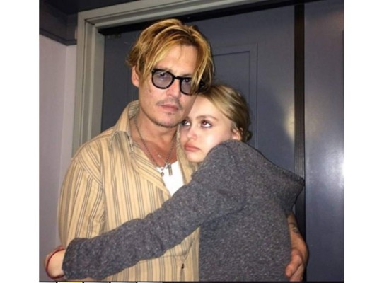 Johnny Deep es reconocido por sus alocados papeles en la pantalla grande. Como es lógico, su trabajo consume mucho tiempo lo que ocasiona tener una agenda muy ocupada, sin embargo el actor siempre le dedica tiempo a su hija, Lily Rose, a la cual consiento y le demuestra su cariño lo mas que puede.