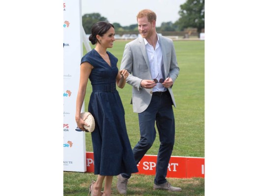 Meghan Markle y el Príncipe Harry se besan tras su victoria en el polo