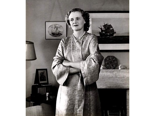 Daphne du Maurier. Siempre le gustaron las mujeres mayores y sus ojos se clavaron en la escritora cuyas obras inspiraron películas como Jamaica Inn y Los Pájaros de Alfred Hitchcock. Estaba casada con el lugarteniente Frederik Arthur Motague Browning, quien trabajaba en el oficiaba del Duque de Edimburgo. Fue ahí donde surgió el flechazo, estando ambos casados. Su carácter abierto e inteligencia aguda fueron dos de los atractivos que le atrajeron al esposo de la reina. Daphne era 14 años mayor que Felipe, lo cual era todavía más atractivo para él que siempre le gustó rodearse de mujeres mayores.