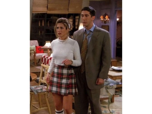2021 look<br/> Este es, sin duda, uno de los outfits que se mantienen a la moda incluso a la fecha; el suéter sencillo y la falda a cuadros es parte del clóset de cualquier fashion lover.<br/>