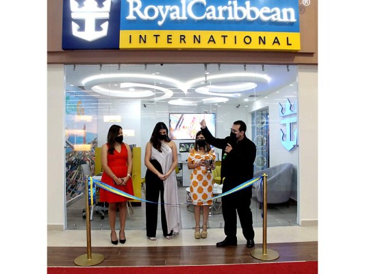 Brindis por la primera oficina de Royal Caribbean