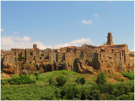 7. En la zona de la Toscana existe un bello pueblo encaramado en lo alto de un promontorio y rodeado de una vegetación agreste llamado Pitigliano. Las murallas y las casas de esta localidad parecen ser una continuación de la colina donde se asientan su aspecto medieval es conocido también como la “pequeña Jerusalén”.