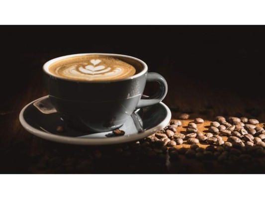 Café<br/>Por las noches deshidrata tu cuerpo, lo que ocasiona que tu piel se vea seca, esto sucede por su alto contenido de elementos que envejecen.<br/>