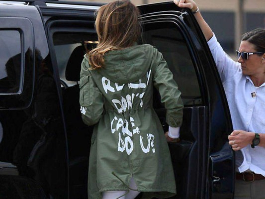 ¡Cómo olvidar la chaqueta de la discordia! En junio de 2018 Melania Trump realizó una visita a los niños separados de sus padres inmigrantes en la frontera y su desafortunada elección fue una chaqueta verde de Zara con la polémica leyenda 'I don't really care, do you?'. (Realmente no me importa. ¿Y a ti?')