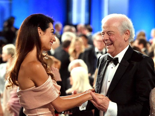 La abogada Amal Clooney conversa con Nick Clooney, reconocido periodista y padre de George Clooney
