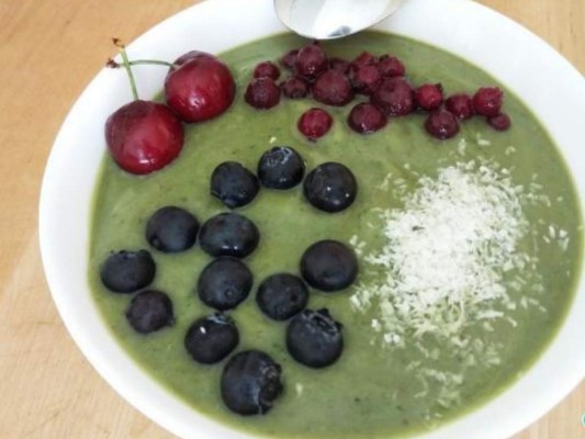 Jugo de arándanos<br/>La mayoría de las verduras de hoja verde contiene una gran cantidad de hierro y otros nutrientes perfectos para tratar la anemia. Entre los vegetales verdes predilectos para combatir la anemia se pueden nombrar: acelgas, romanesco (un tipo de coliflor), judías verdes, guisantes frescos, brócoli, berro, espinacas, perejil, apio, entre otros.<br/>