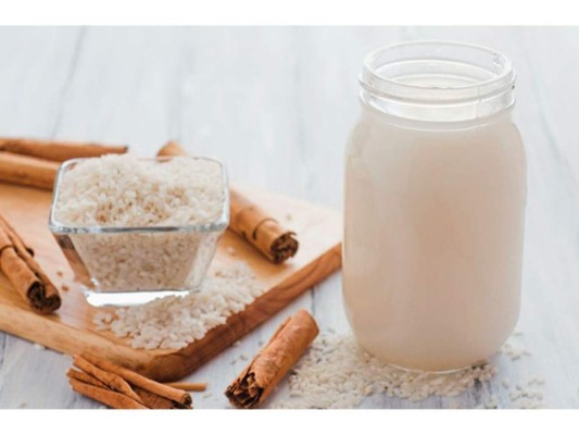 Agua de arroz: El agua de arroz ayuda a frenar las náuseas, una vez que lo prepares asegúrate de ingerirlo mientras se encuentre tibio. Puedes beberlo de a poco varias veces al día.