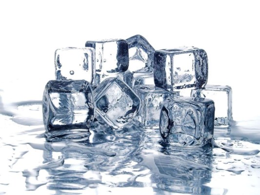 Hielo: Sin duda, el hielo es uno de los remedios más sencillos y de efecto rápido para prevenir las náuseas. Solo debes chupar pequeños hielos que gracias al frío que aportan provoca que las contracciones del estómago sean más lentas por lo que es más difícil vomitar.
