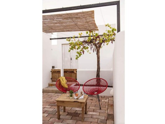 Las sillas de cordel de plástico rojo son los protagonistas de este patio (Foto D.R.)