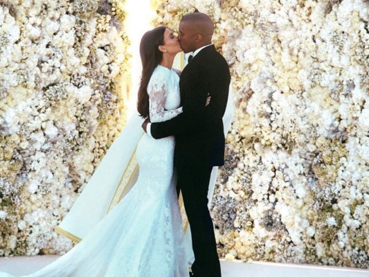 La boda del año<br/>En mayo de 2014, la pareja celebró sus nupcias con una lujosa ceremonia de fin de semana en Florencia.<br/>Una foto de Kim y Kanye besándose durante la ceremonia también se convirtió en la foto de Instagram con más me gusta de 2014.<br/>