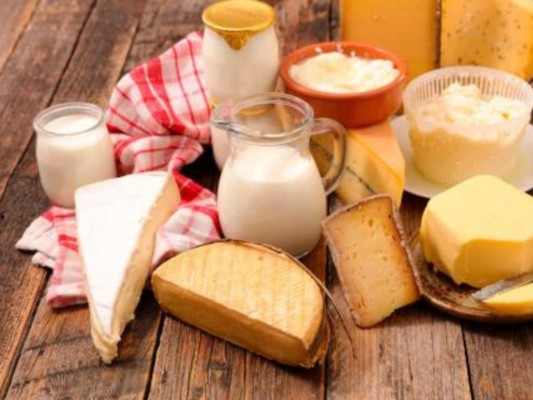Lácteos: La leche y sus derivados como los yogures y quesos te brindarán muchas proteínas. Una buena opción es consumirlos por la noche, pues de esta manera recuperarás el músculo y te ayudará a descansar.