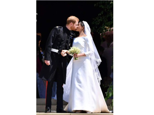 Meghan Markle y el Príncipe Harry dándose el beso, en el atrio de la capilla de San Jorge del castillo de Windsor, es el momento más importante de la boda.