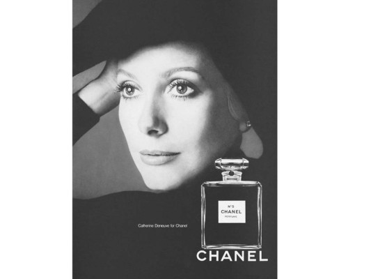 La icónica francesa Catherine Deneuve fue descubierta un desfile en 1990, quien llamo la atención de Karl pos su gran elegancia