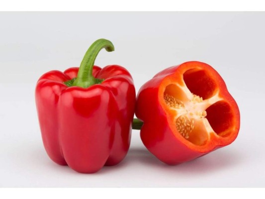 Pimiento rojo<br/>Es un alimento con efecto antioxidante, destaca la presencia de vitamina C, necesaria no sólo para cuidar las defensas del organismo sino también para facilitar la absorción del calcio y el hierro que consumimos durante el embarazo.<br/>
