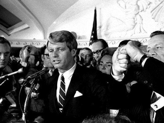 Martin Luther King, Jr. El 4 de abril de 1968, el líder del movimiento por los derechos de los afroamericanos y premio Nobel de la Paz, Martin Luther King, Jr., a sus 39 años fue asesinado en el balcón de un hotel. <br/>