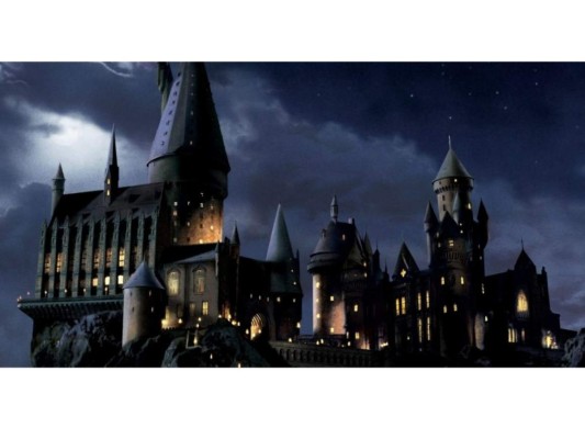 Los muggles nunca encontrarían Hogwarts<br/>Si bien la mayor escuela de hechicería del mundo está protegida contra los ataques mágicos, también lo está para que los muggles no puedan encontrarla. Si un no mago encontrara el castillo, solo vería unas ruinas con un gran cartel que dice: ''Peligro, manténgase alejado''.<br/>