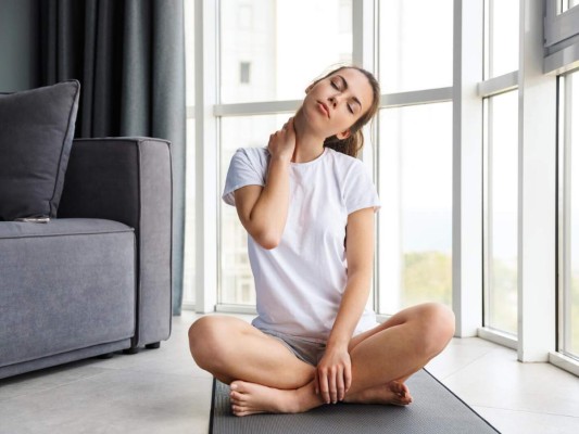 Ejercicios de cervicales y extremidades sentado. Sentado en una silla realiza flexiones de brazos con la espalda erguida, eleva los brazos arriba de tu cabeza y también estirarlos hacia enfrente utilizando en cada uno de ellos pesas de mano o botellas con agua para incrementar dificultad. Asimismo, realiza movimientos en tus hombros en forma circular, incline la cabeza de un lado a otro con cuidado. Realice estos ejercicios de 5 – 10 repeticiones.
