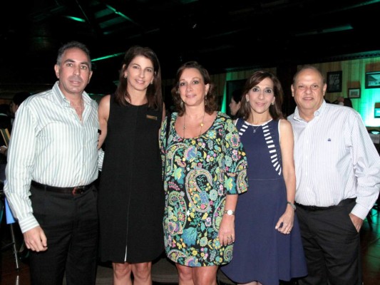 Camilo y Mary Ann Kafati con Carolina Fernández, Diana y Roger Larach, en la entrega de reconocimientos a empresas e instituciones que han apoyado a la Fundación Ruth Paz.