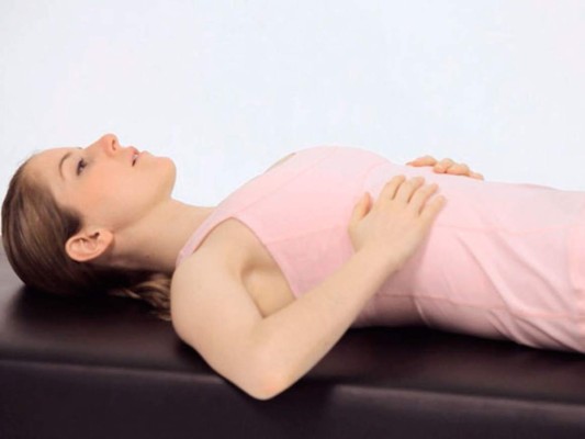 Ejercicio respiratorio tumbado. Acostado en la cama boca arriba, con las rodillas flexionadas o estiradas, coloca las manos en el abdomen, inhale por la nariz lentamente, aguante algunos segundos y deshágase del aire lenta y progresivamente. Haga algunas repeticiones.