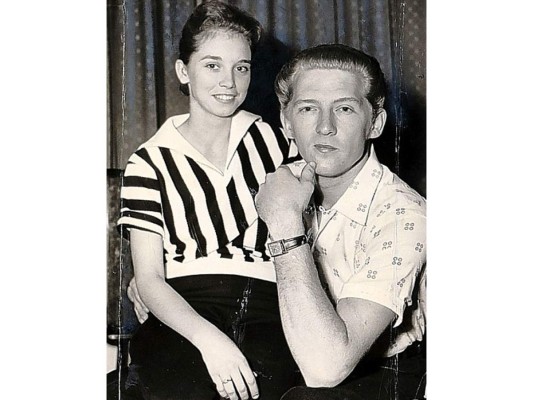 Jerry Lee Lewis y Myra Gale Brown. Se casó con su prima hermana, además, en el momento de su matrimonio ella tenía sólo 13 años de edad, y él tenía 22 años