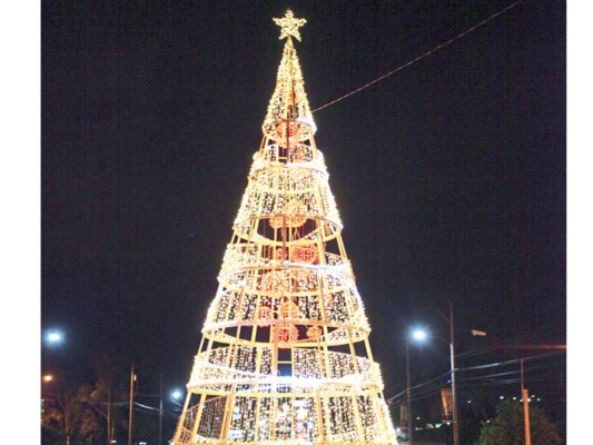El árbol iluminado, eterno símbolo de la Navidad, ubicado en el Trans 450 en Tegucigalpa