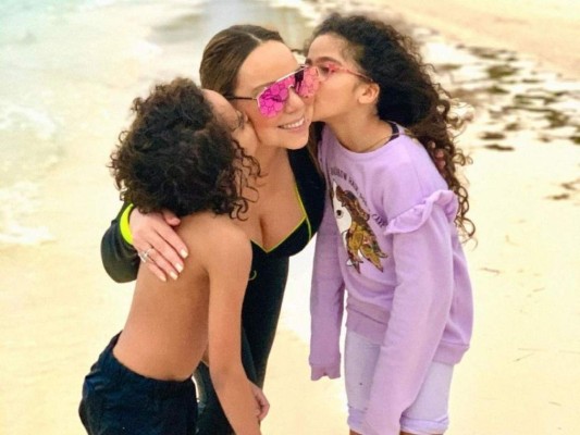 ''Feliz día de la madre'', adjuntó Mariah Carey a la fotografía de sus gemelos dándole un beso en la playa.
