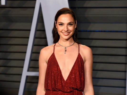 3. Gal Gadot<br/>La tercera actriz mejor pagada es la estrella de Red Notice, Gal Gadot, con 31,5 millones de dólares.<br/>