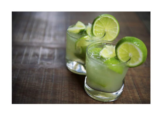 Caipirinha: Un trago típico brasileño, la mayoría lo bebe para un after-dinner,3 oz. Cachaça, 1 cucharadita azúcar, 1 limón y hielo picado<br/>