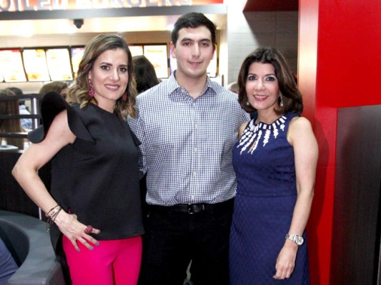 Brindis por la inauguración Carl's Jr.&nbsp;&nbsp;