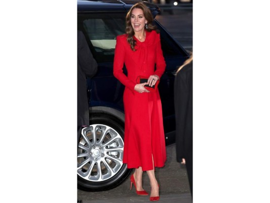 Mira el elegante abrigo rojo con el que la duquesa de Cambridge debutó tocando el piano en el concierto de Navidad en la abadía.