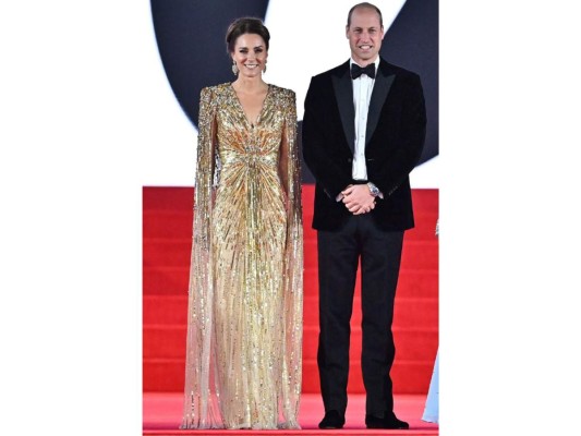 En el estreno londinense de la película No Time to Die Middleton lució un espectacular vestido de Jenny Packham.