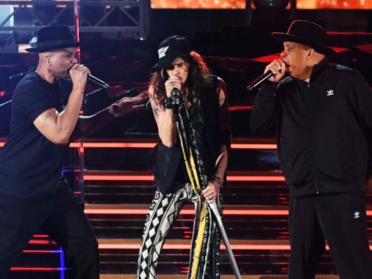 Aerosmith<br/>La leyenda del Rock, dejo a los espectadores siendo unas de las interpretaciones sorpresa de la noche. Dándole un pequeño homenaje a Kobe mostrando la camisa de la estrella de la NBA.