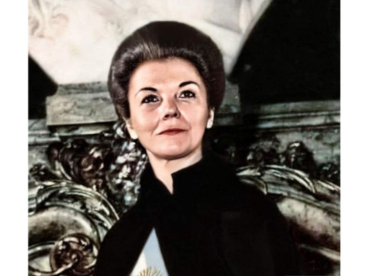 María Estela Martínez de Perón. También conocida como Isabelita o Isabel de Perón, fue la primera mujer que ejerció la jefatura del Estado en una nación latinoamericana, Argentina, mientras lo hacía en un periodo turbulento, desde el fallecimiento de su esposo, en 1974 hasta 1976.