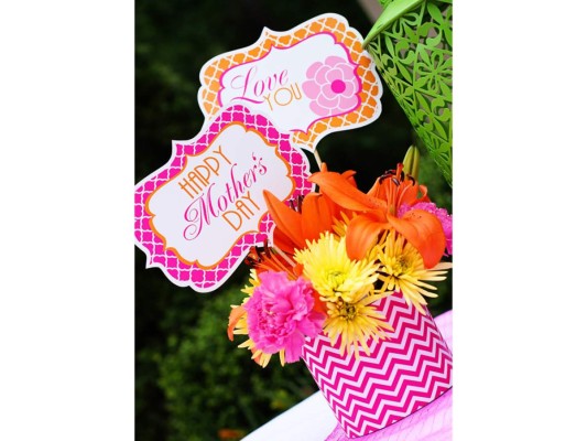 Las múltiples opciones en diseño gráfico para decorar se convierten en tu mejor aliado a la hora de crear detalles alusivos al tema. Mini bouquets con frases cariñosas son una alternativa para festejos al aire libre en tonos casuales.