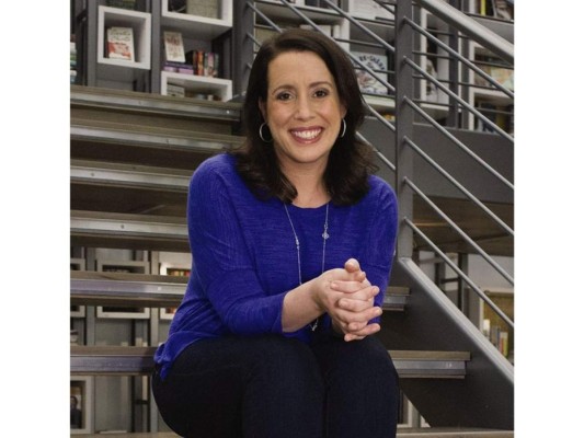 Bridgerton es la adaptación de una saga de novelas de la escritora Julia Quinn. En ellos se cuentan las aventuras y desventuras amorosas de los ocho hermanos Bridgerton.
