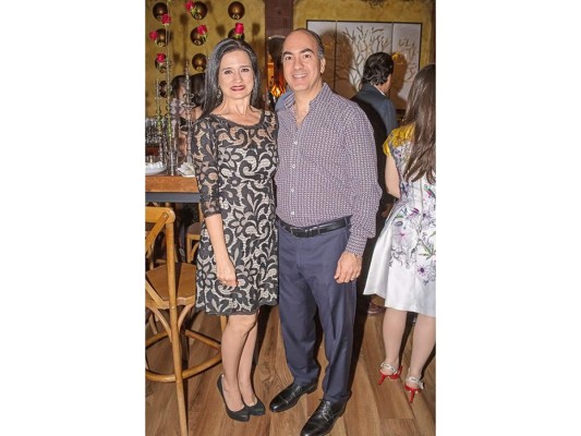 Alejandro Chahín e Isabel Valdez se despiden de su soltería  