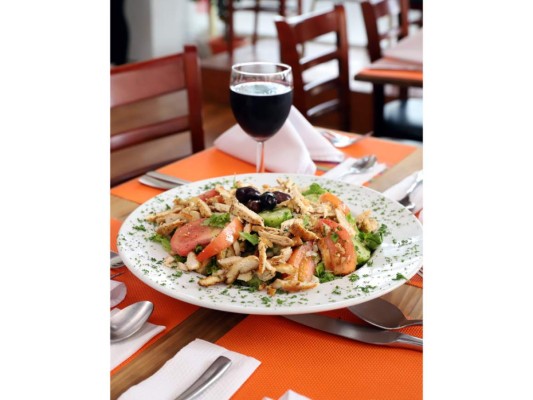 ANGELO’S DELI. El italian taste en su máxima expresión. Angelo’s Deli propone una fusión de sabores, tiempos y lugares que prometen satisfacer al más exigente de los comensales en un ambiente elegante y servicio personalizado.