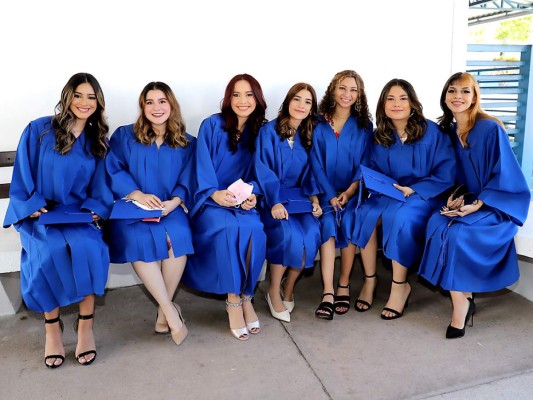 La promoción “Sor María Rosa Leggol” de Macris School recibió su título de high school durante una ceremonia presidida por las autoridades escolares y en la que los seniors despidieron entre nostalgia sus inolvidables años de secundaria. Isabella Cantón, Gia Mejía, Isabel Napky, Carmen Urbina, Andrea Morales, Valeria Fonseca, Marcela Nolasco Fotos Héctor Hernández