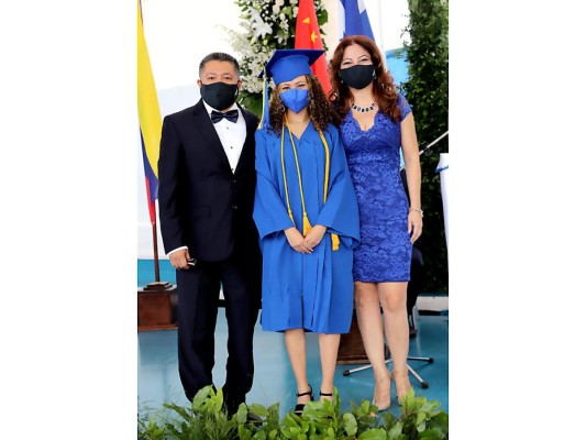Natalie Morales junto a sus padres