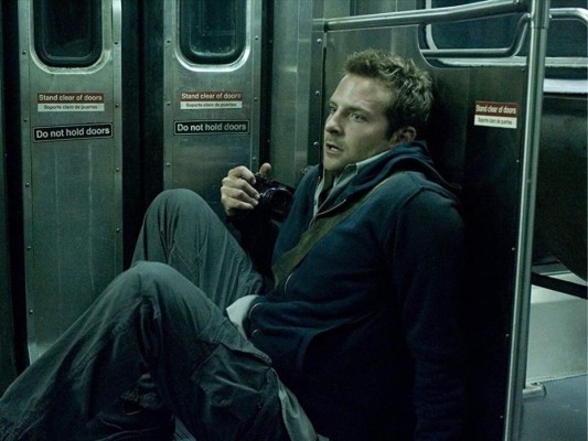 En esta cinta de terror Bradley hace el papel de León Kaufmn, un fotógrafo con grandes aspiraciones que, en búsqueda por mostrar el lado oscuro de la humanidad, se encuentra con un asesino en serie que persigue a los usuarios del tren subterráneo nocturno. 73% de recepción.