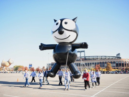 El jueves 24 de noviembre de este año marca el 90 aniversario Macy´s Thanksgiving Day Parade. Los organizadores tienen preparados para este año el debut de tres nuevos globos que recorrerán los cuatro kilómetros que recorre el desfile. Además se contará con una replica de ´Felix,el gato´, el primer globo en ser utilizado para el desfile.